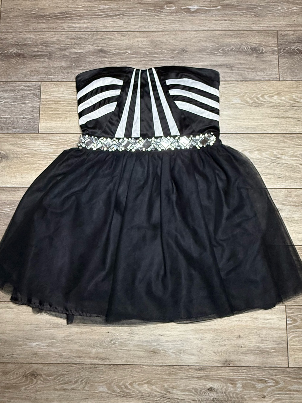 Love Reign Strapless Black White Tulle Homecoming Dress 11